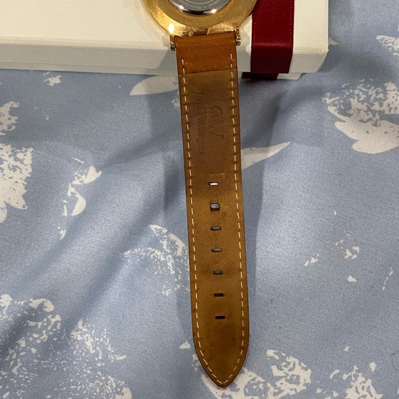 Used Daniel Wellington Watch - Picture 3 of 9